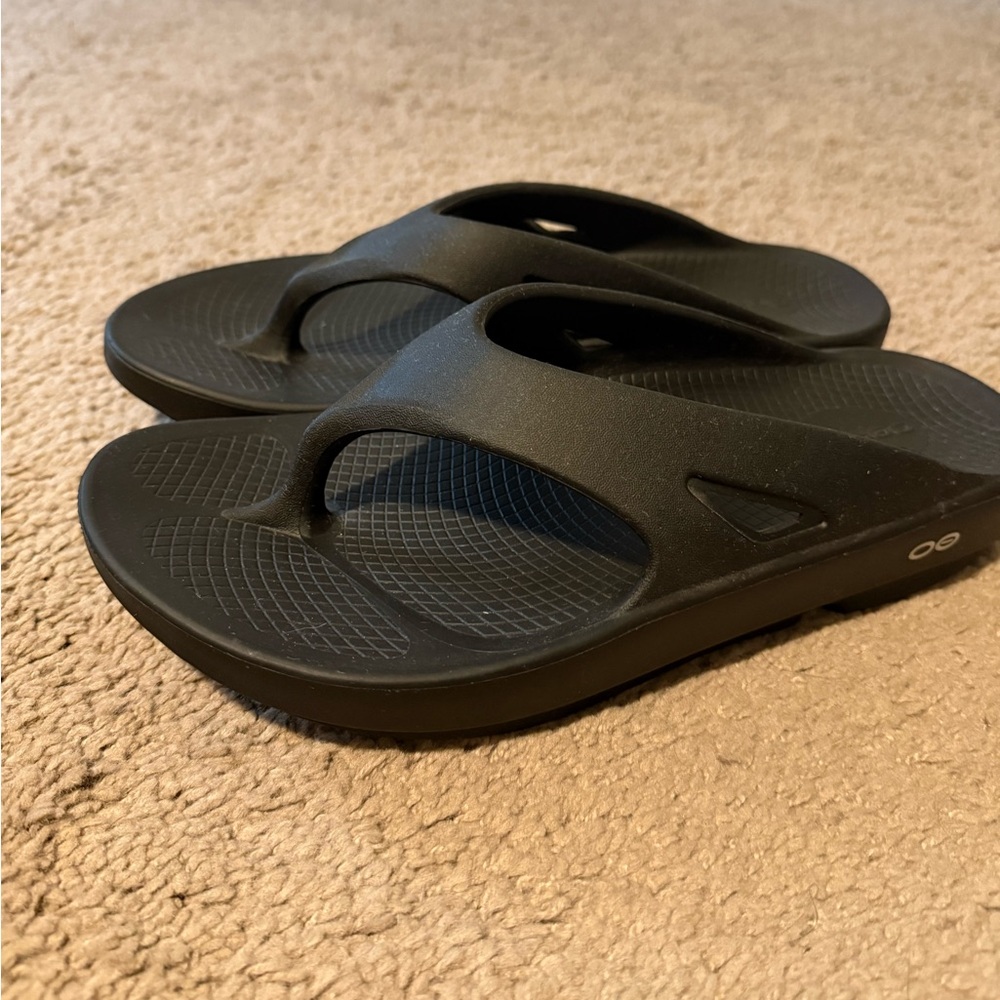 Oofos Black Flip Flop Sandals